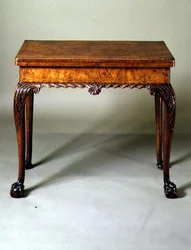 Kortbord med kule- og kloføtter, ca. 1735 (valnøtt)